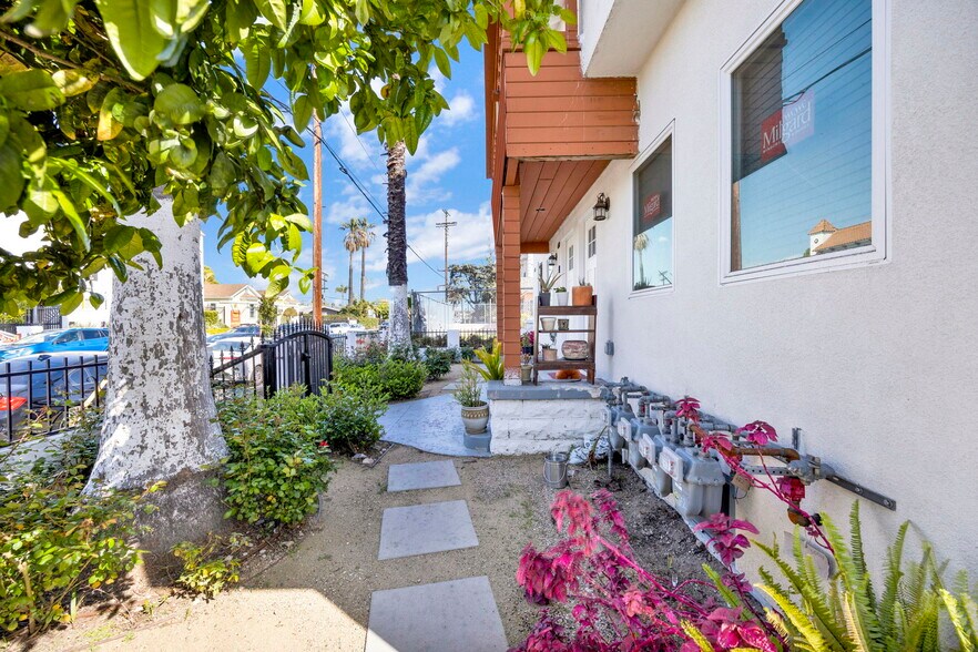 More Photos Of 648 W 30th St, Los Angeles Apartments For Sale