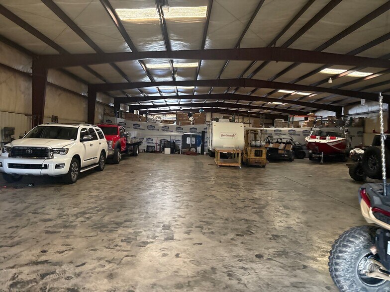 More Photos Of 1315 College St, Clarksville Warehouse For Lease