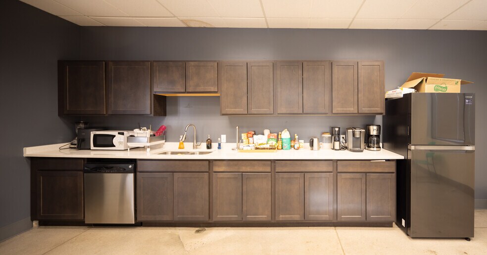 More Photos Of 6586 S Kenton St, Centennial Showroom For Lease