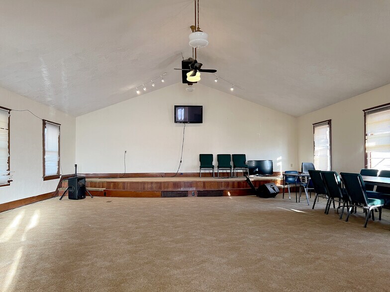 More Photos Of 1102 D St, Fairbury Specialty For Sale