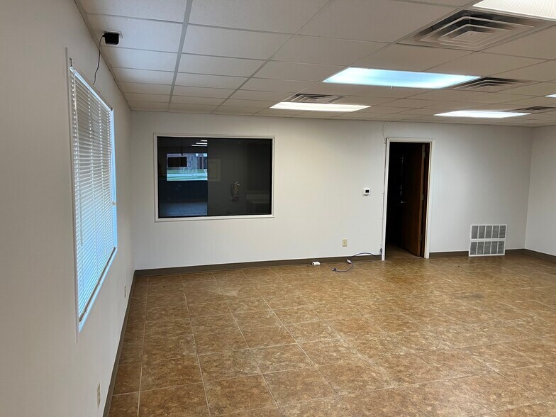 More Photos Of 418 W Chambers St, Cleburne Office For Lease