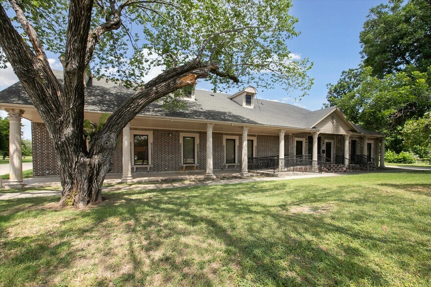 More Photos Of 3403 N Beach St, Fort Worth Medical For Lease