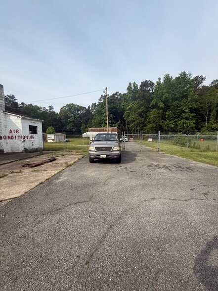 More Photos Of 10615 Crain hwy, Faulkner Auto Repair For Sale