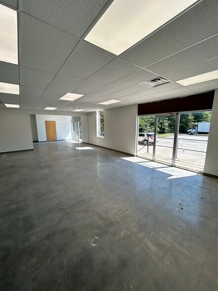 More Photos Of 5055-5061 Kennedy Rd, Forest Park Warehouse For Lease