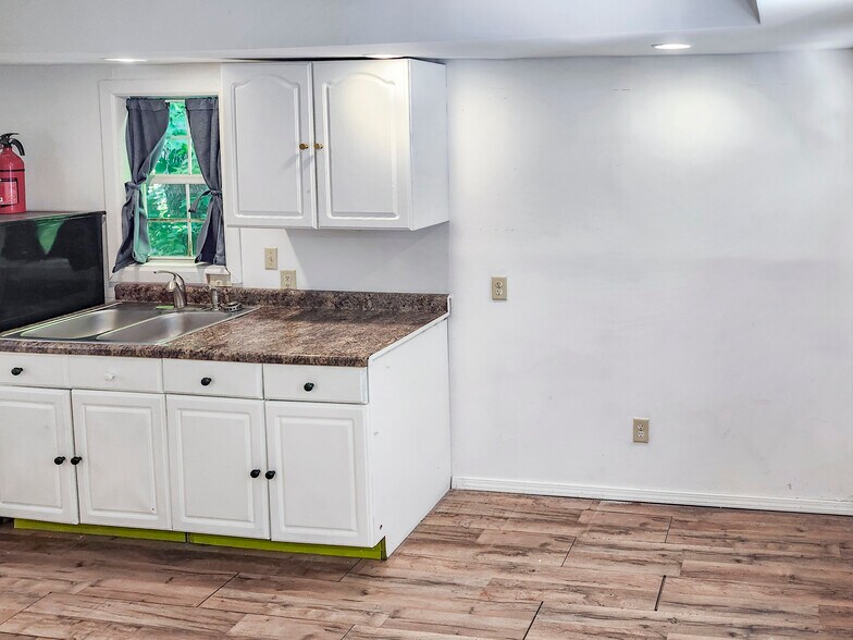 More Photos Of 1331 W 11th St, Bloomington Unknown For Lease