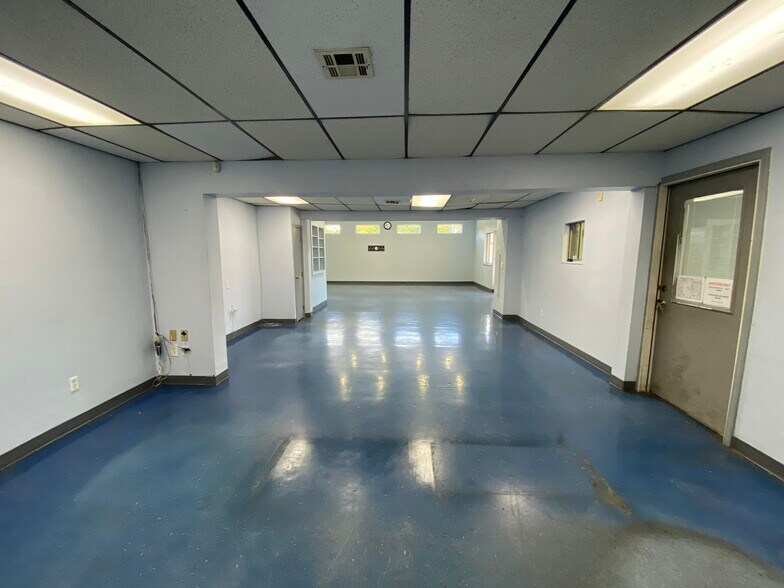 More Photos Of 2887 N College Ave, Fayetteville Warehouse For Lease