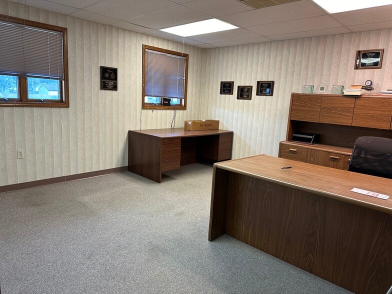 More Photos Of 2314 N 5th St, Niles Showroom For Sale