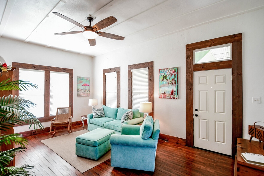 More Photos Of 512 N Travis St, Granbury Hospitality For Sale