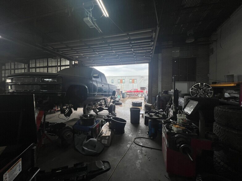 More Photos Of 622 W Texas Ave, Baytown Storefront Retail Office For Lease