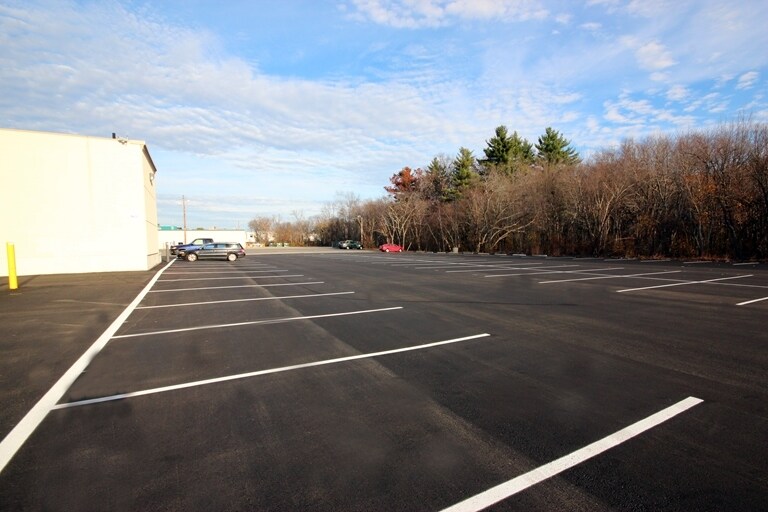 More Photos Of 315 S Broadway, Salem Freestanding For Lease