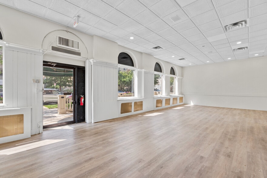 More Photos Of 1028 E Juneau Ave, Milwaukee Hotel For Lease