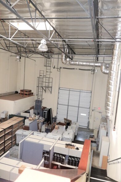 More Photos Of 2816 Columbia St, Torrance Light Distribution For Lease