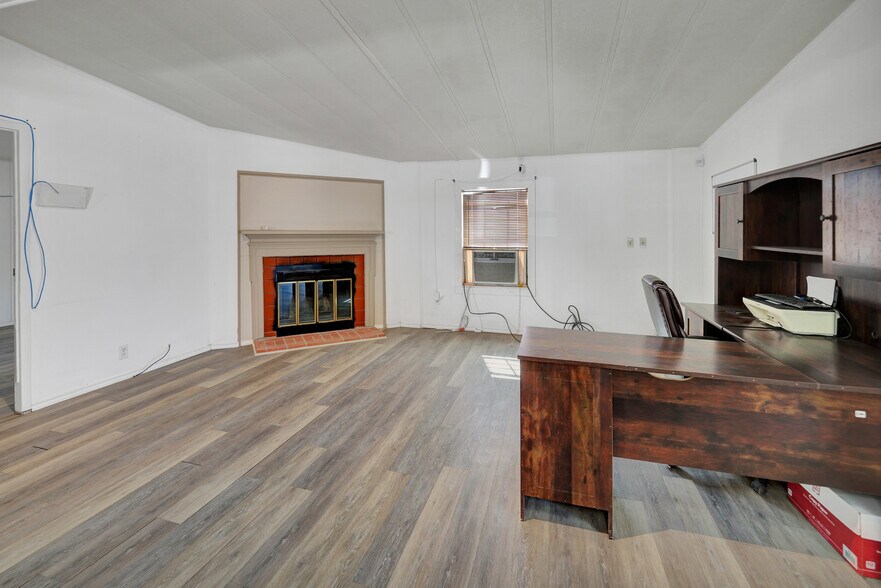 More Photos Of 9013 W County Road 160, Midland Showroom For Sale