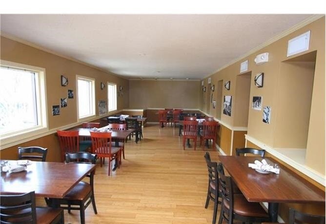More Photos Of 194-198 Main St, Emmaus Restaurant For Lease