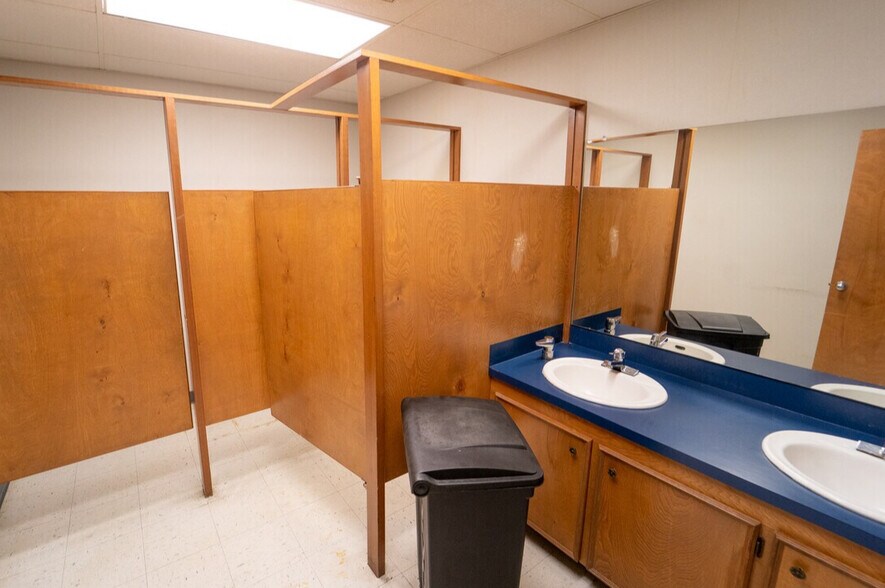 More Photos Of 1404 E Rio Grande St, Victoria Warehouse For Sale