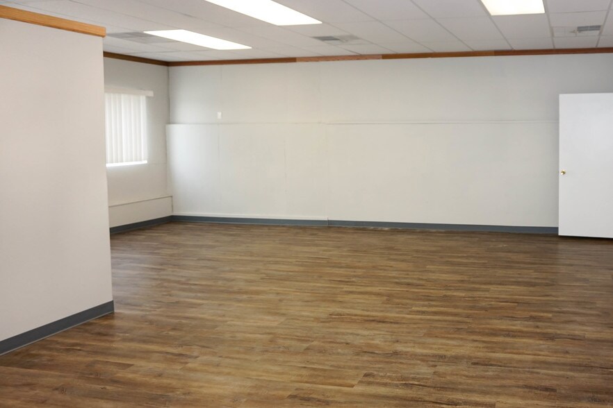More Photos Of 1126 Old Route 66, Saint Robert Office For Sale