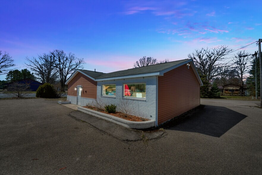 Primary Photo Of 2665 J Maddy Pky, Interlochen Storefront For Sale