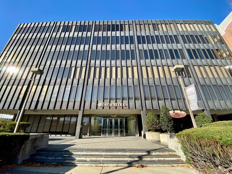 More Photos Of 170 Old Country Rd, Mineola Office For Lease