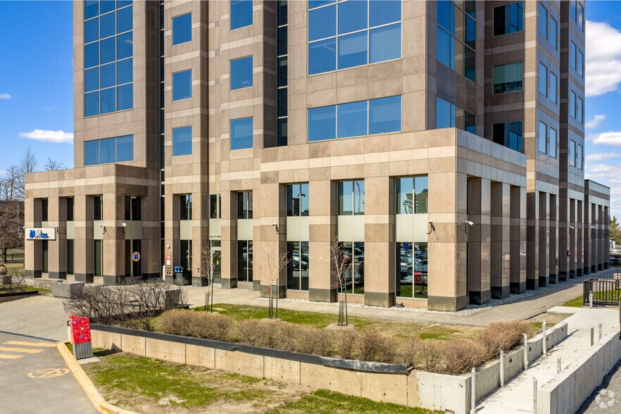 More Photos Of 3030 Boul Le Carrefour, Laval Medical For Lease