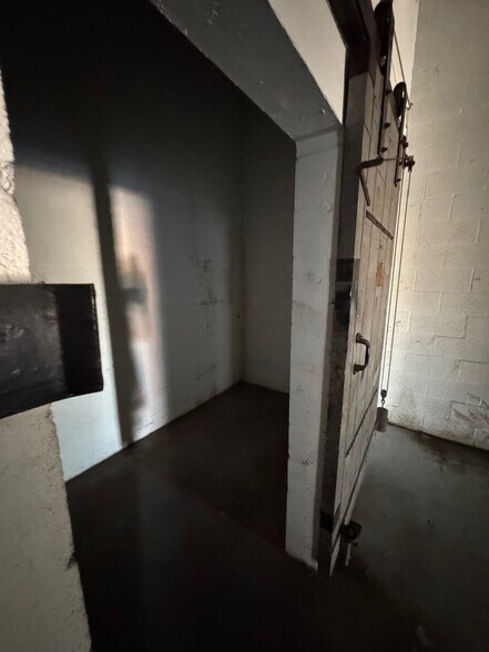 More Photos Of 1002 SE 9th St, Cape Coral Service For Lease