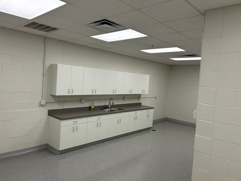 More Photos Of 4000-4024 Precision Dr, Cincinnati Manufacturing For Sale