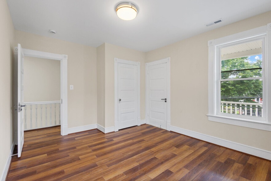 More Photos Of 8519 Chestnut Ave, Bowie Storefront For Sale