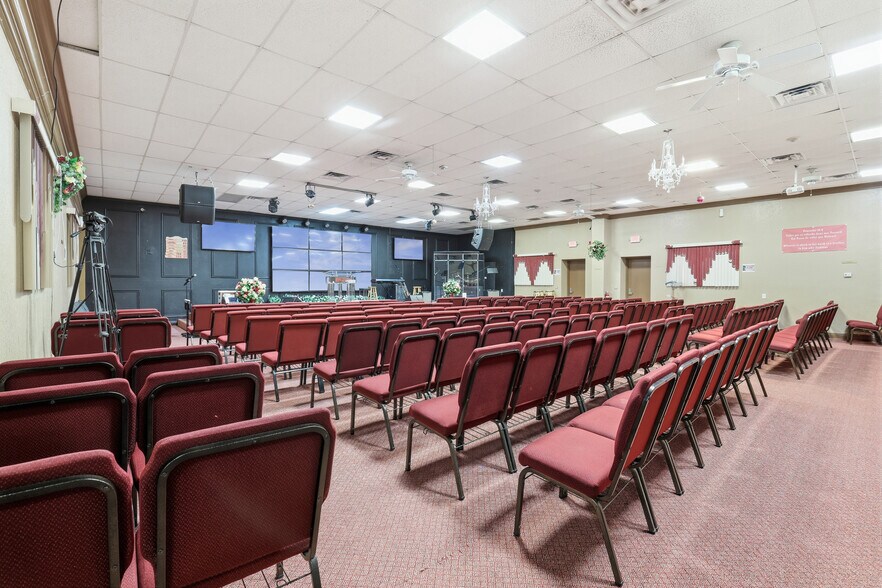 More Photos Of 300 Leonard Blvd, Lehigh Acres Warehouse For Sale