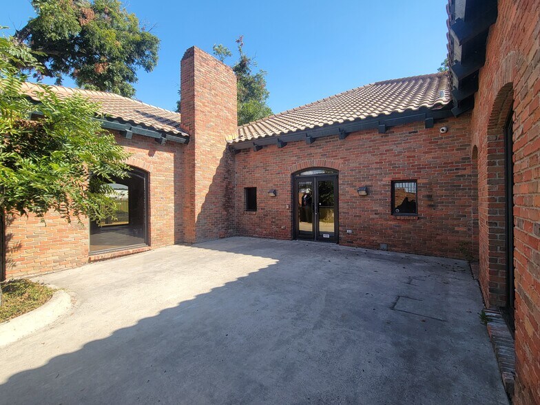 More Photos Of 2323 N Walton Walker Blvd, Dallas Office For Sale
