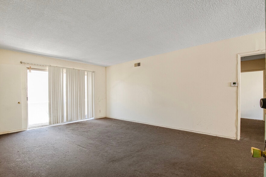 More Photos Of 2016 S Bedford St, Los Angeles Apartments For Sale