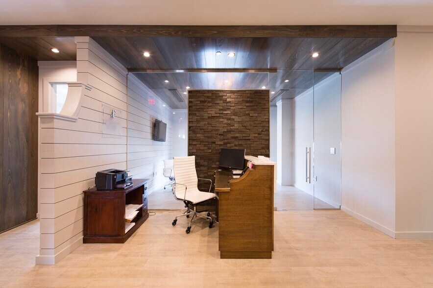 More Photos Of 245 Seven Farms Dr, Daniel Island Office For Lease
