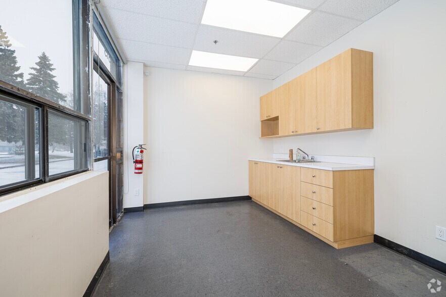 More Photos Of 509-549 Av Lépine, Dorval Warehouse For Lease