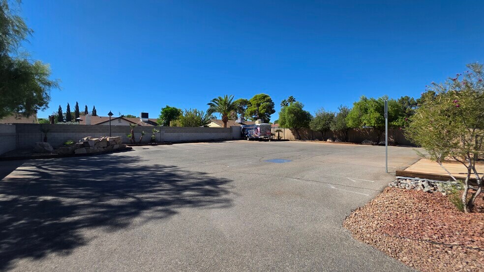 More Photos Of 3909 Vegas Dr, Las Vegas Office For Sale