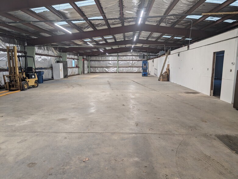 More Photos Of 1319 E Highway H, Liberty Warehouse For Lease
