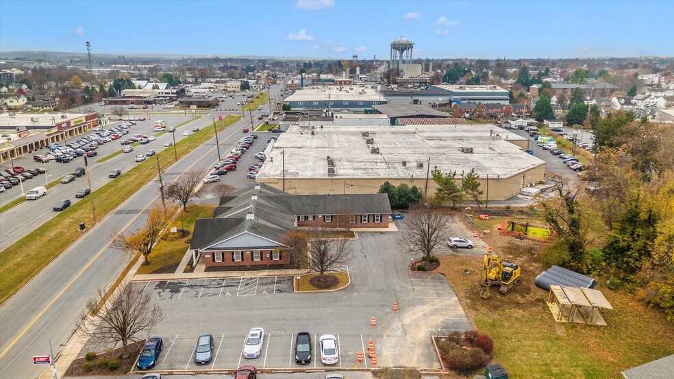 More Photos Of 925 N East St, Frederick Bank For Lease