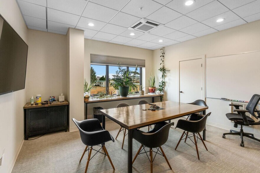 More Photos Of 12 Penny Ln, Gallatin Gateway Showroom For Sale