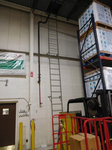 More Photos Of 2651 N Eastgate Ave, Springfield Distribution For Lease