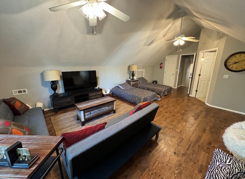 More Photos Of 103 S Jefferson St, Raymore Medical For Sale