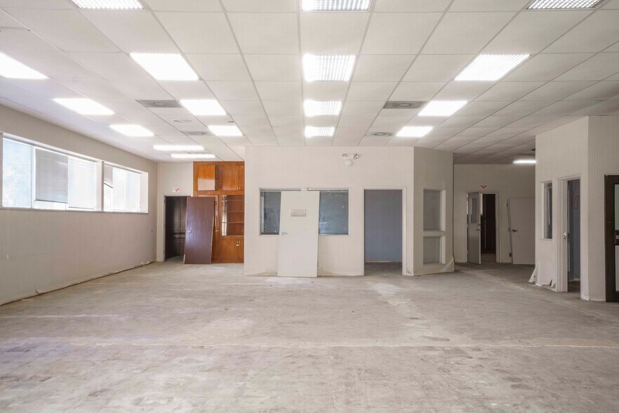 More Photos Of 1310 S Commerce St, Harlingen Office For Sale