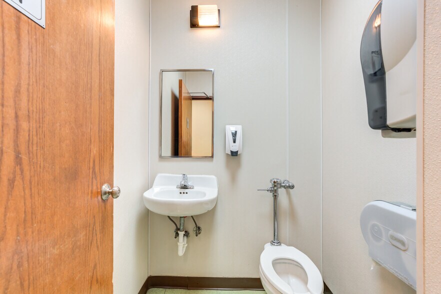 More Photos Of 3802-3806 Interstate 27, Lubbock Office For Sale