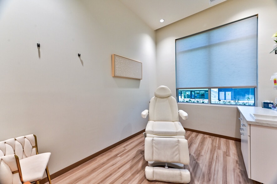 More Photos Of 5770 S Durango Dr, Las Vegas Medical For Sale