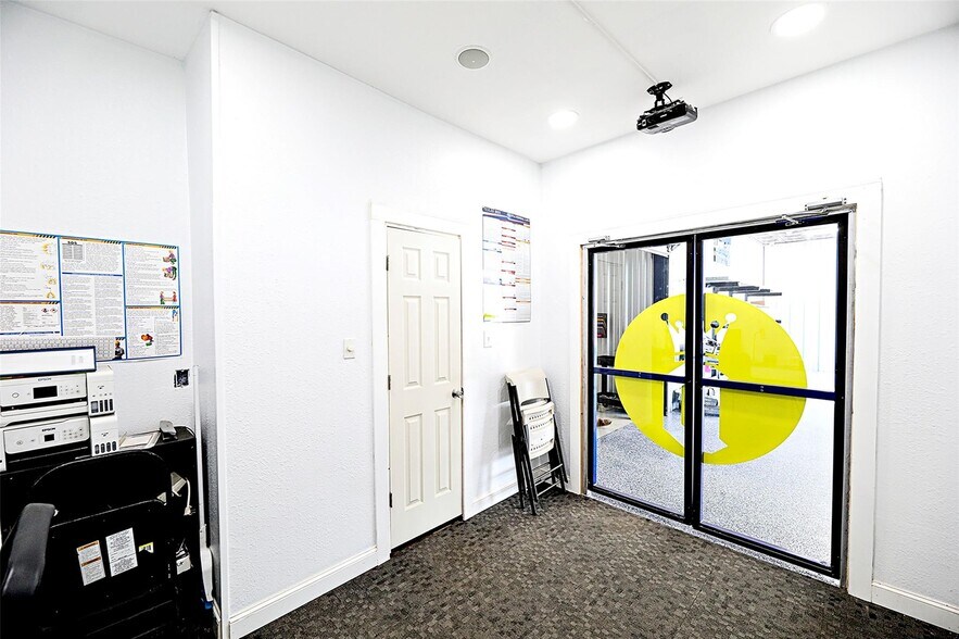 More Photos Of 406 W Wise St, Bowie Industrial For Sale