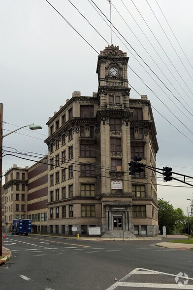 More Photos Of 101 N Pavilion Ave, Riverside Office For Sale