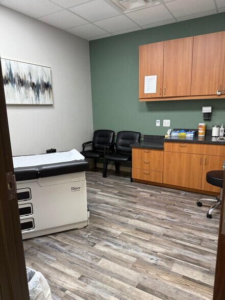 More Photos Of 1315 Chisholm Trail Pky, Duncan Medical For Sale