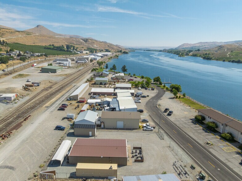 More Photos Of 102 E Lakeshore Dr, Pateros Auto Repair For Sale