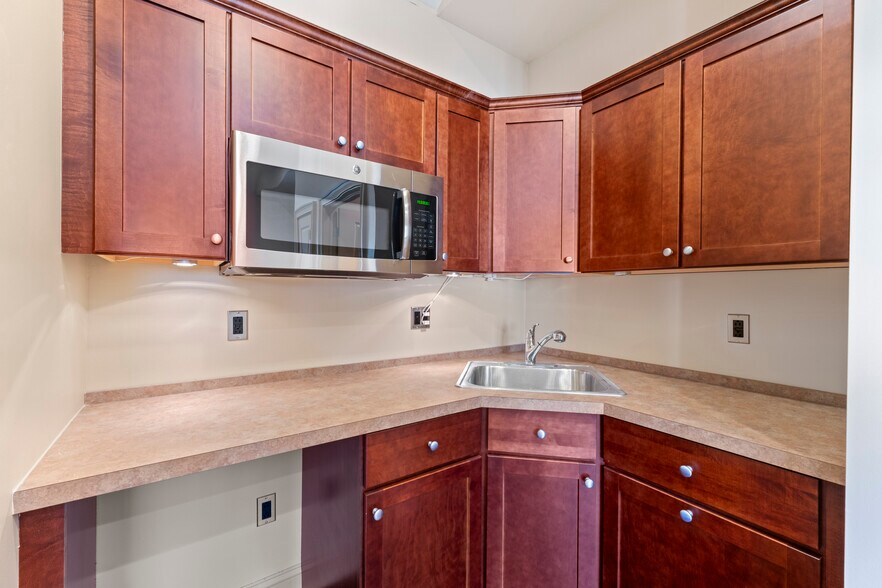 More Photos Of 613 Amboy Ave, Perth Amboy Medical For Lease