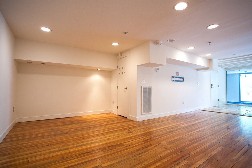 More Photos Of 301 W Broughton St, Savannah Loft Creative Space For Lease
