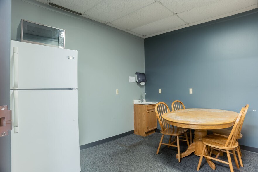 More Photos Of 4020 Columbus Ave, Anderson General Retail For Lease