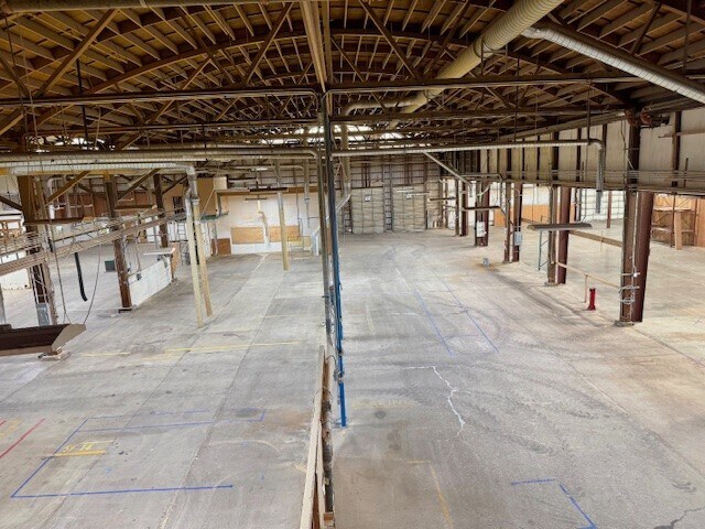 More Photos Of 10 N Seneca Rd, Eugene Manufacturing For Lease