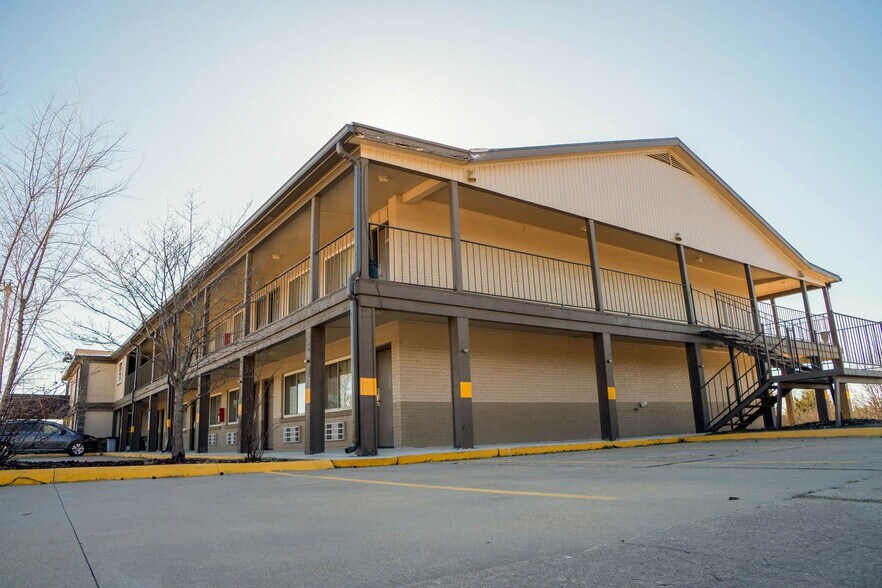 More Photos Of 201 Continental Dr, Junction City Hotel For Sale