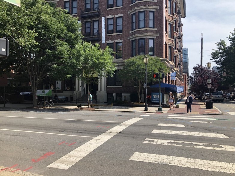 More Photos Of 900 W Franklin St, Richmond Apartments For Lease